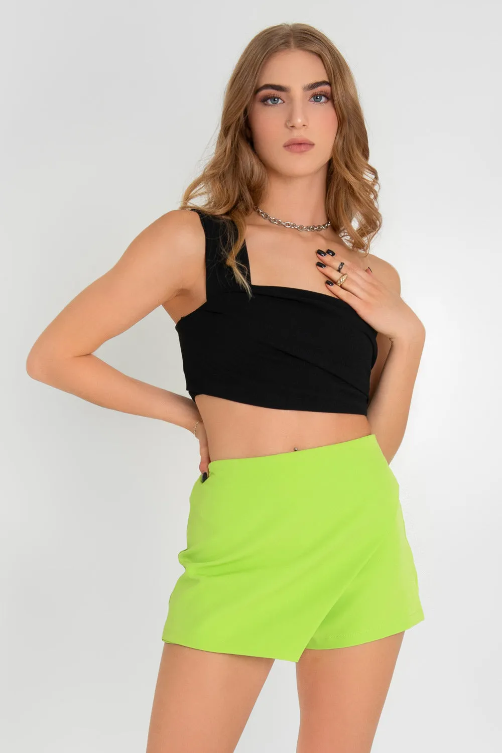 Falda short ajustado cruce frontal diagonal