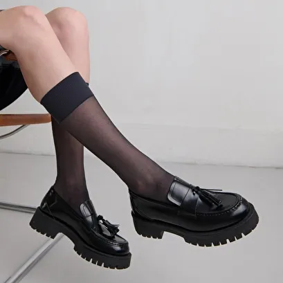 Loafers with notched sole and tassel in black shiny leather