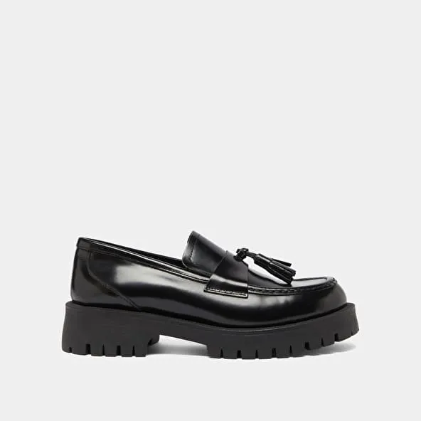 Loafers with notched sole and tassel in black shiny leather