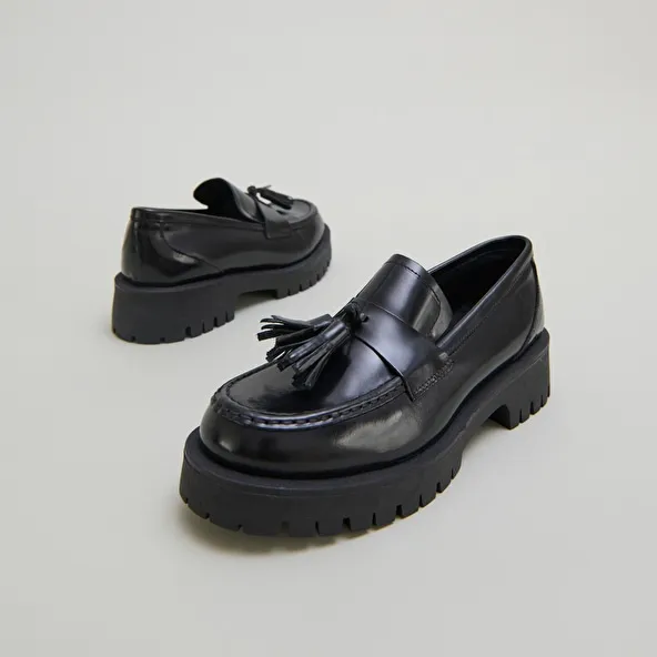 Loafers with notched sole and tassel in black shiny leather