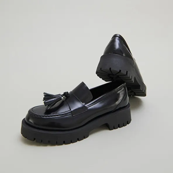 Loafers with notched sole and tassel in black shiny leather