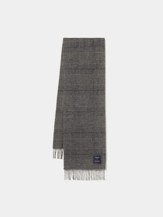 Plaid scarf with fringes