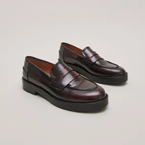 Round-toed loafers in burgundy shiny leather