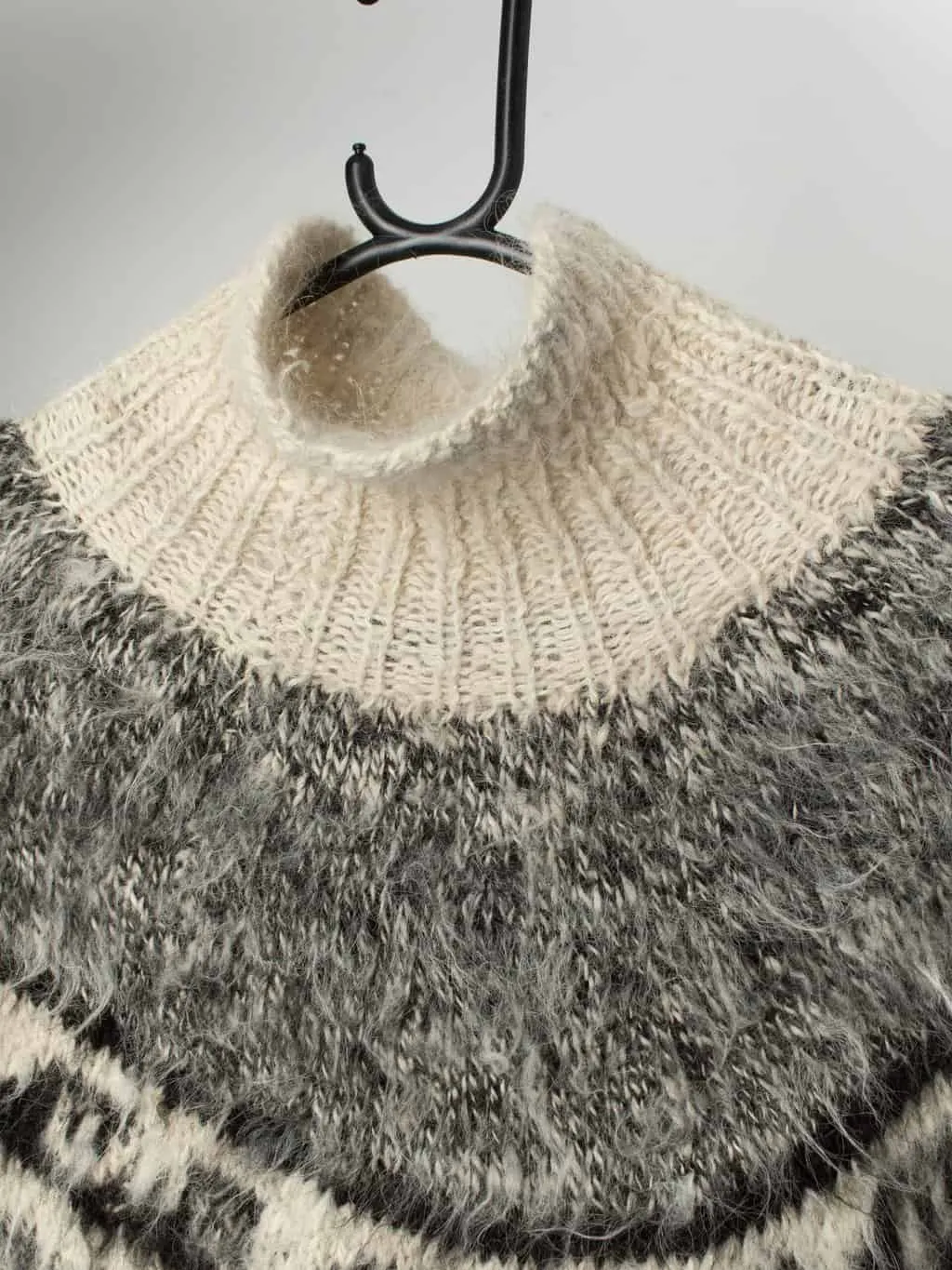 Vintage handknitted poncho cape with alpacas – One size